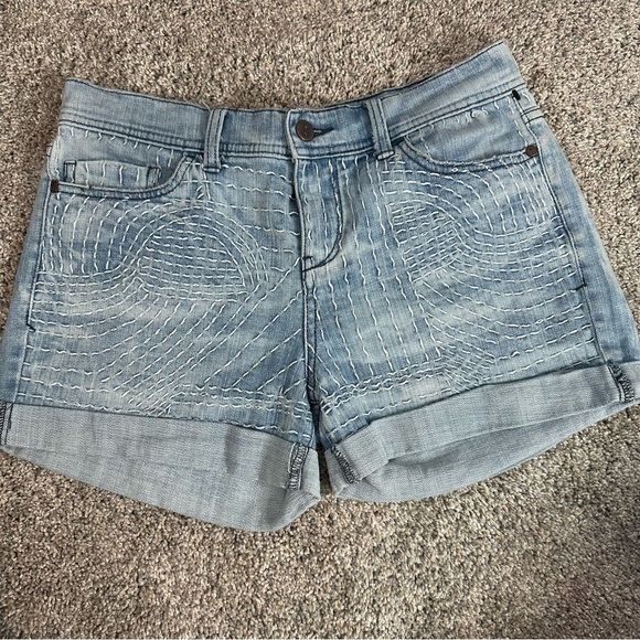 Anthropologie Pilcro Embroidered Denim Shorts 25 cuffed hem midrise 2.5 inseam - Picture 3 of 11